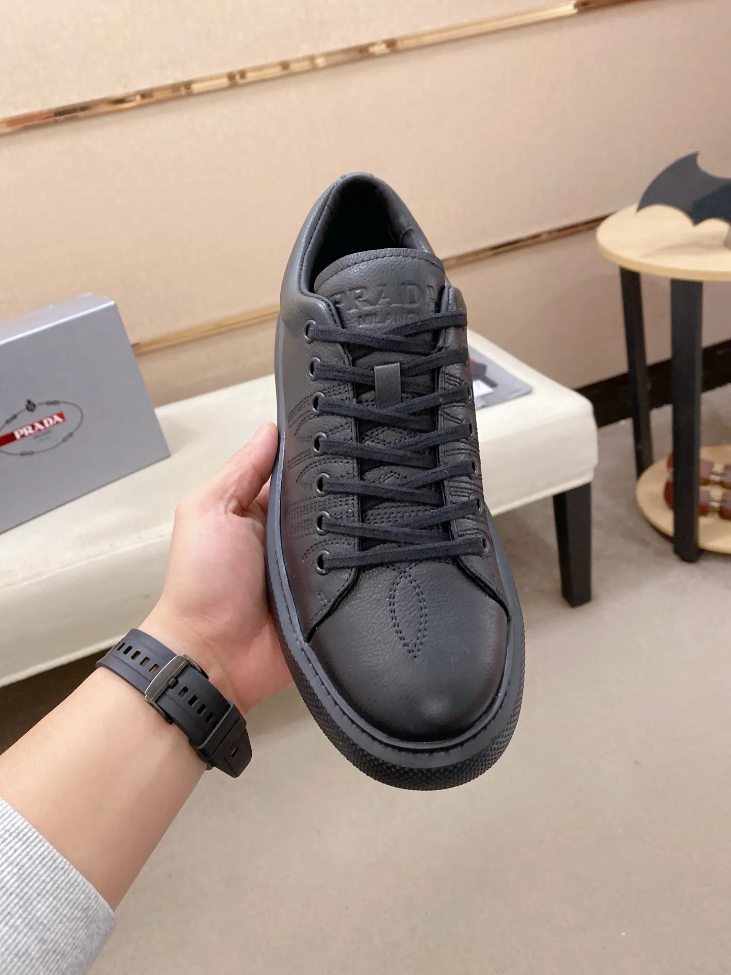 Factory price 560💰 ✔️✔️✔️Higher version High-quality new PRADA (Prada) counters are launched simultaneously. The new men's shoes and 😘fabric are made of selected first-layer cowhide with superb craftsmanship. Lining: Full cowhide lining. 👍🏿 High-end ☄️ air-cushion molded anti-slip rubber outsole, exquisite lines, simple and elegant, comfortable and high-end for leisure travel. Code number: 38 to 45